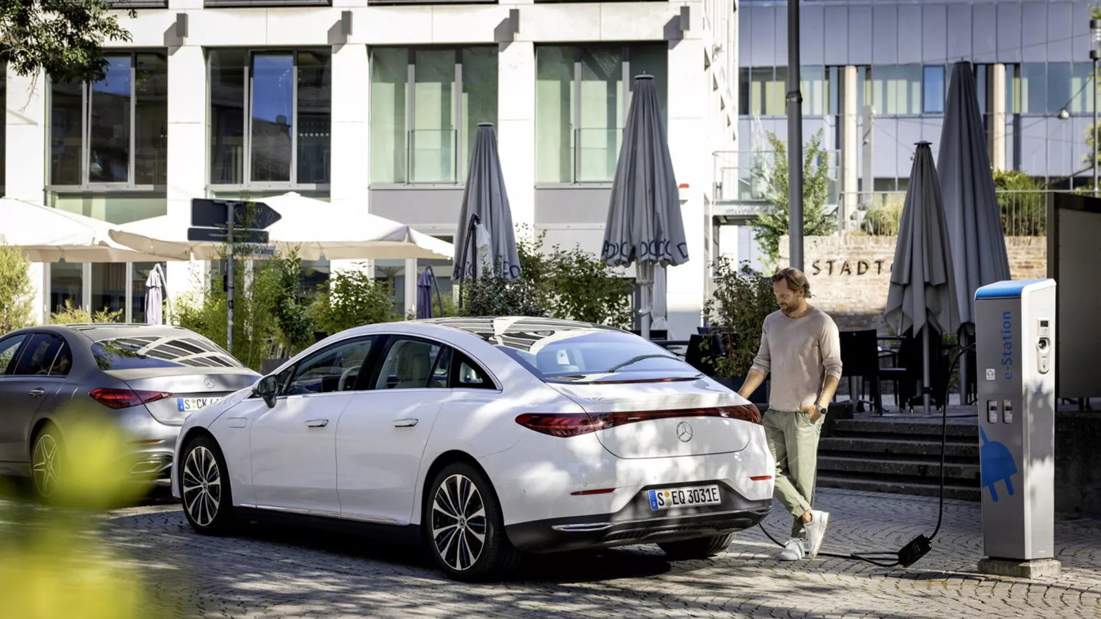Η Mercedes λανσάρει ένα φορητό wallbox για ηλεκτρικά